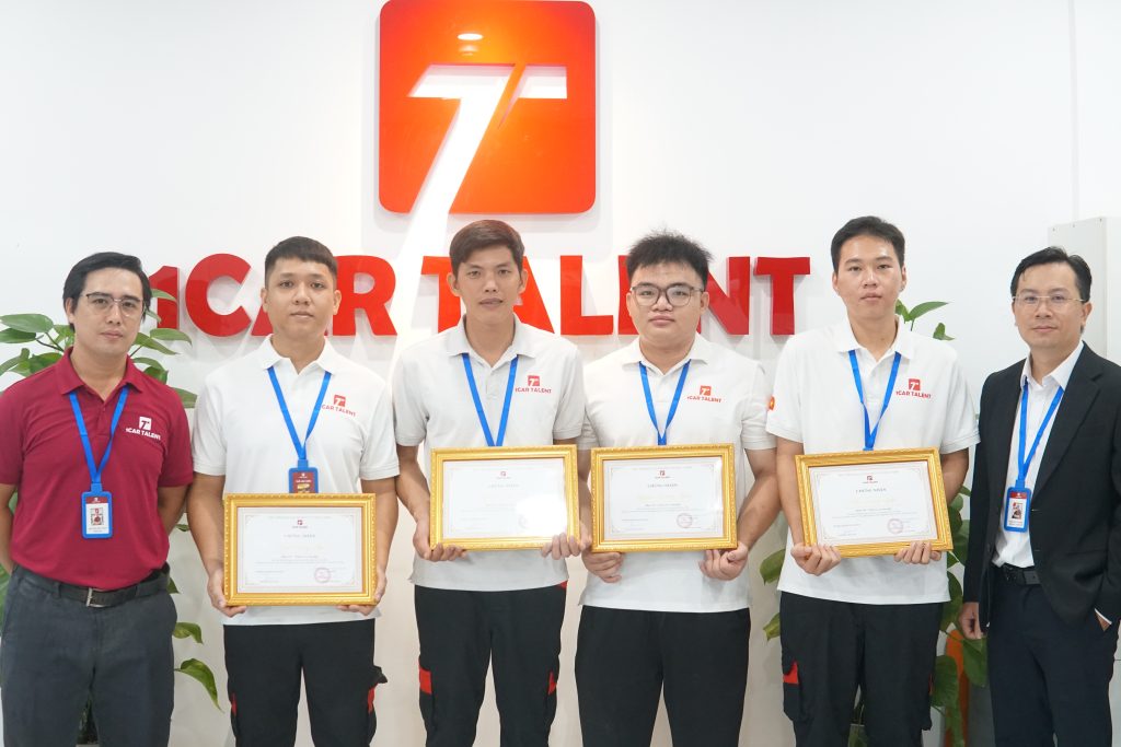 trao bằng chứng nhận khóa T01